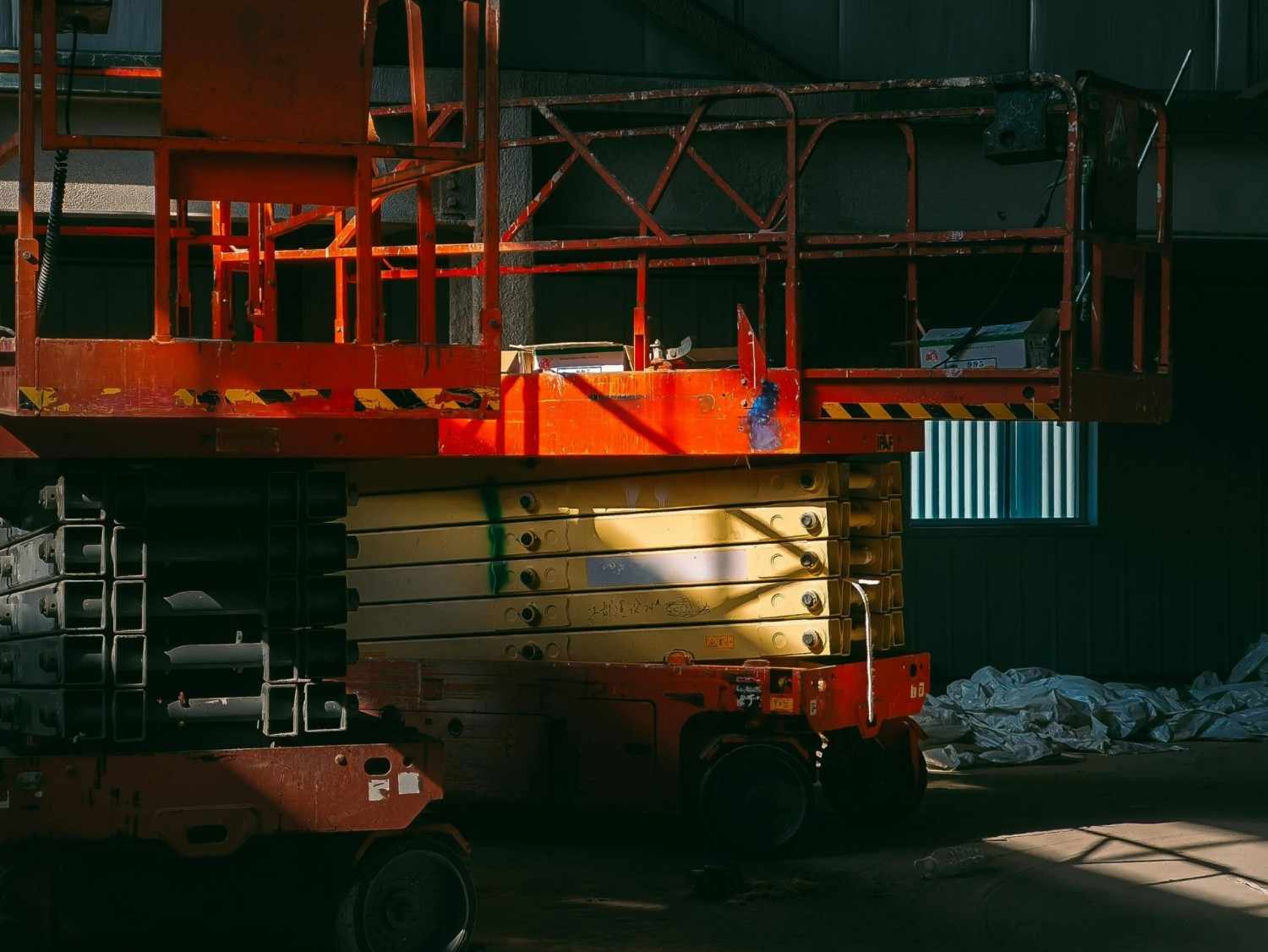 Échafaudage rouge dans un entrepôt