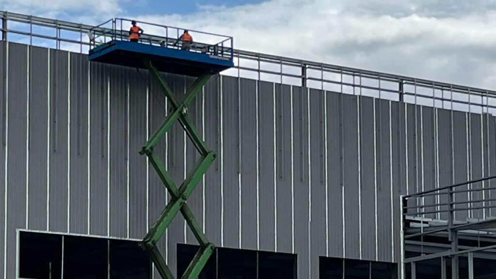 Travailleurs sur un lift élévateur