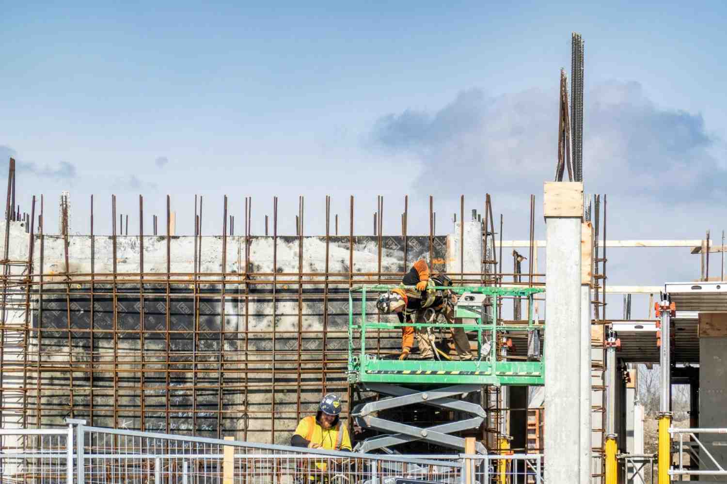 Travailleurs sur un chantier de construction